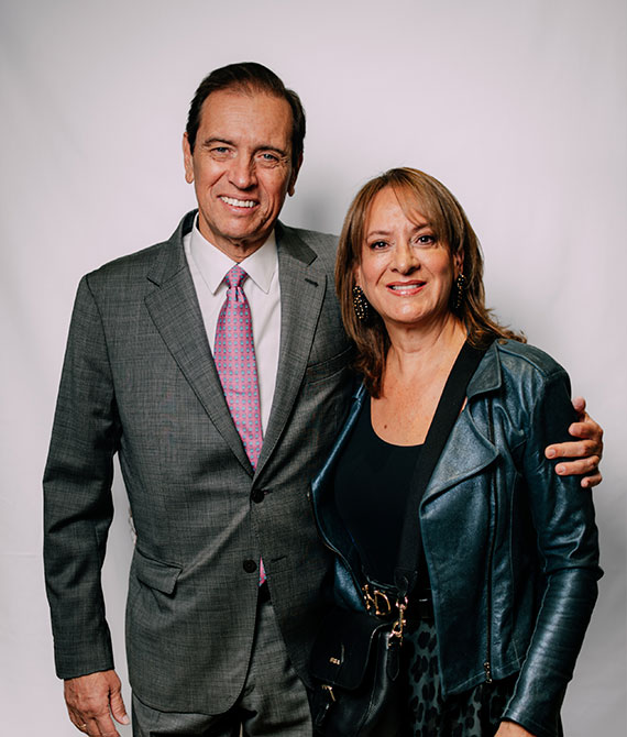 Pst. Andrés y Mónica Peñaloza